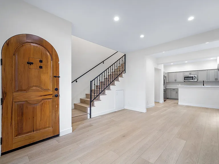 918 Hilldale Ave — Photo 2