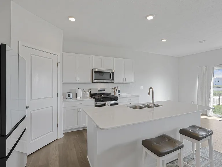 758 Leslie Dr — Photo 12