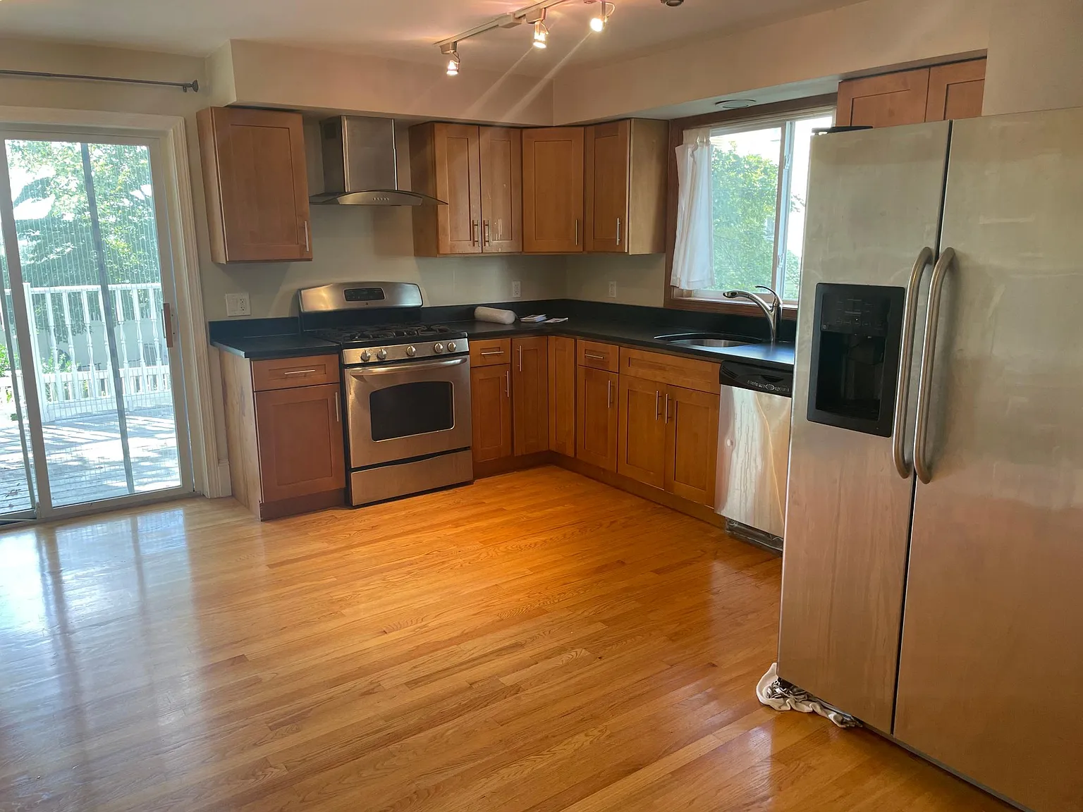 3 bed, 1340 sqft, $3,700 — Photo 2