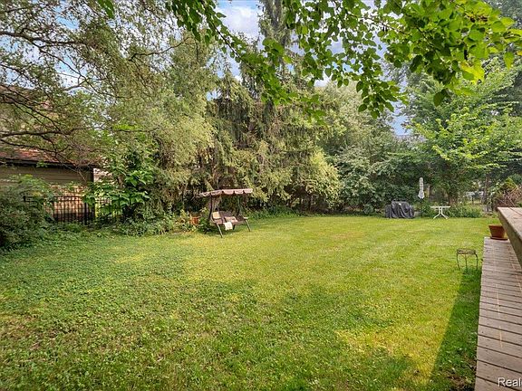 5th image of 1591 E Maple Rd