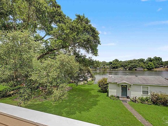 3rd image of 208 Pinewood Ln