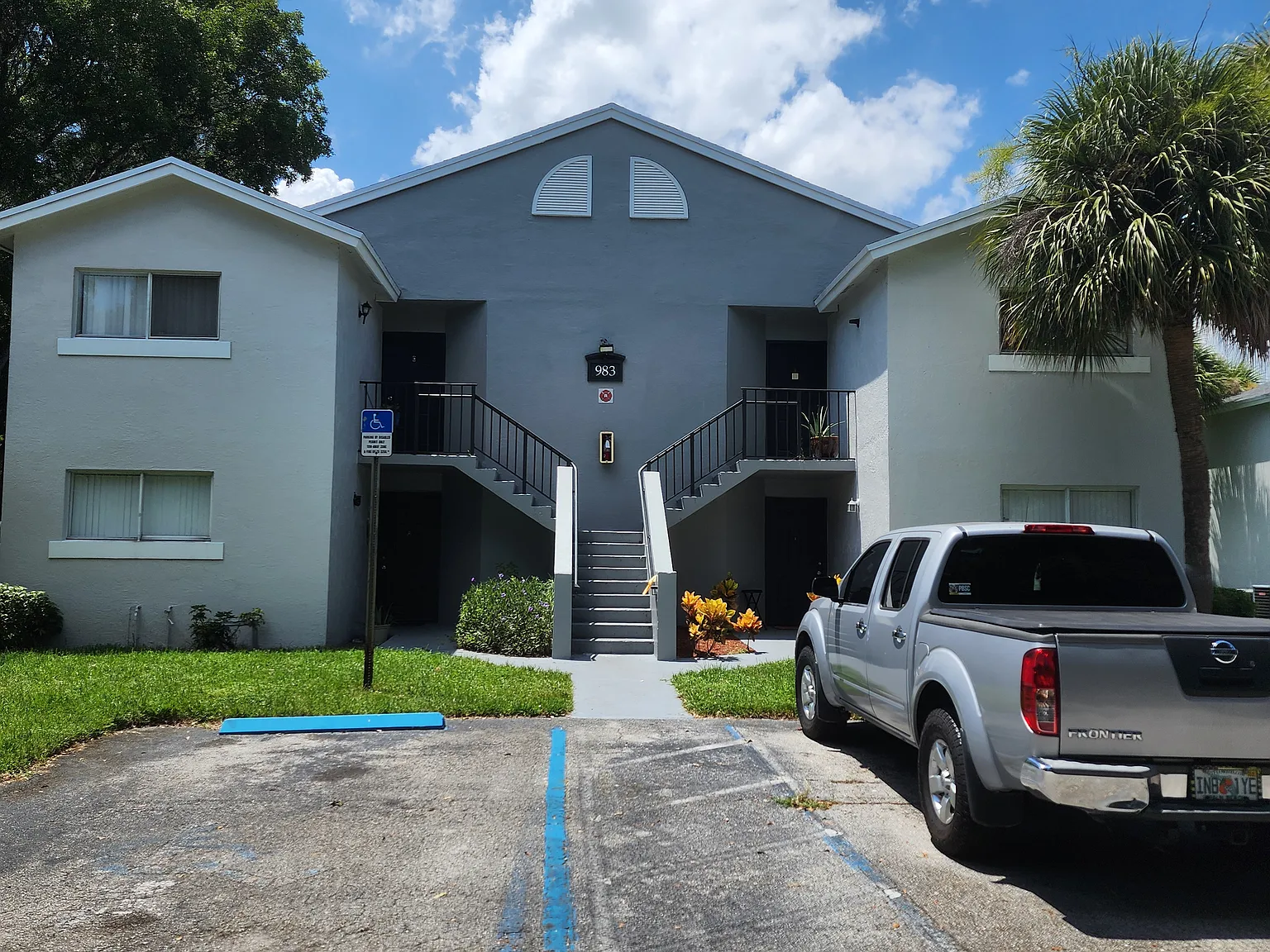 3 bed, 923 sqft, $2,300 — Photo 1