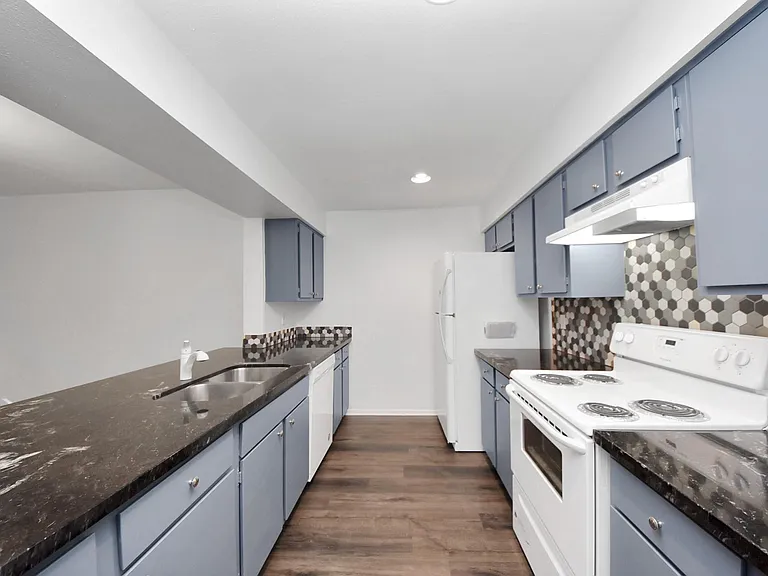 1635 Prairie Mark Ln — Photo 2