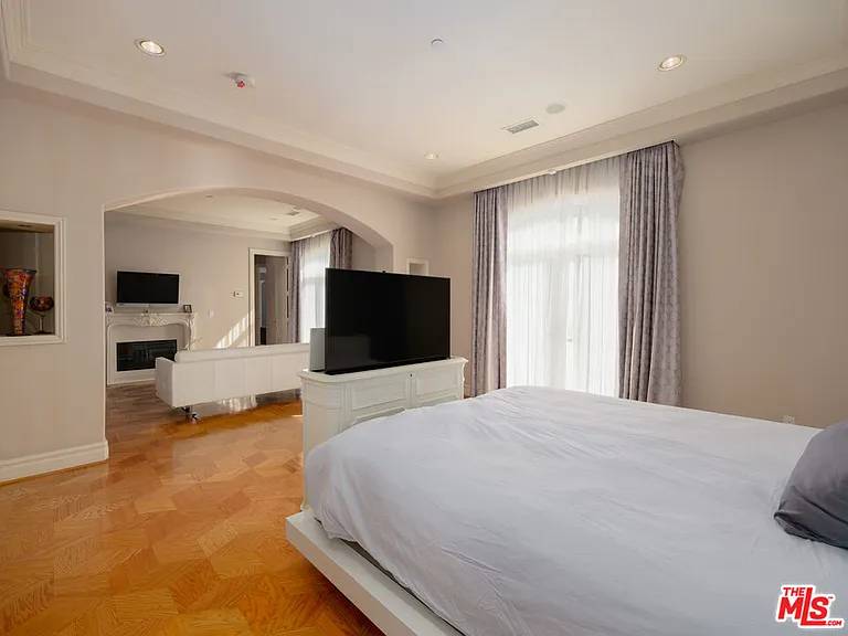 18047 Karen Dr — Photo 25