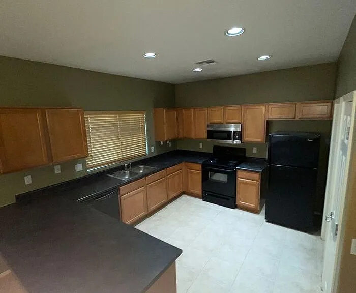 17714 W Marshall Ln — Photo 5