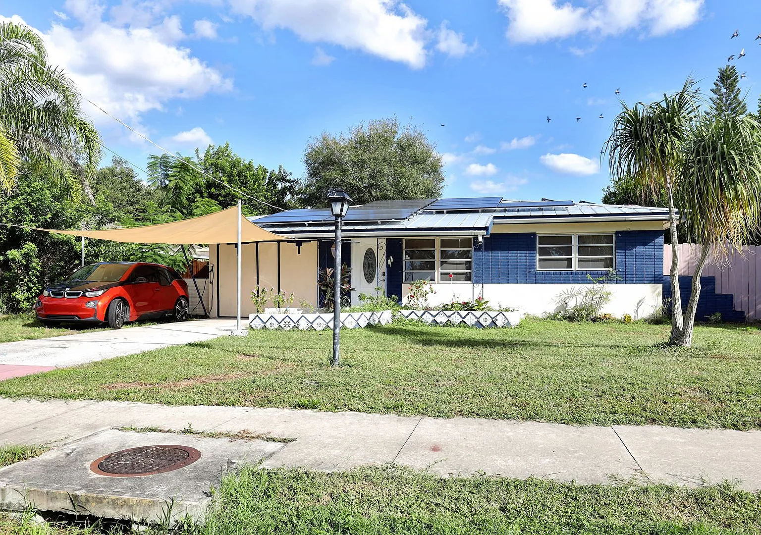 Pet-Friendly 4 Bedroom Home with Fenced Backyard in Central Sarasota! — Photo 1