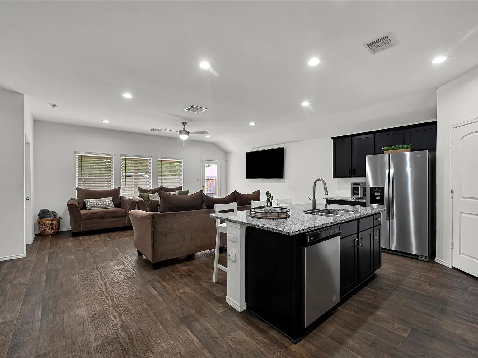 4 bed, 2.0 bath, 1855 sqft, $2,300 — Photo 4
