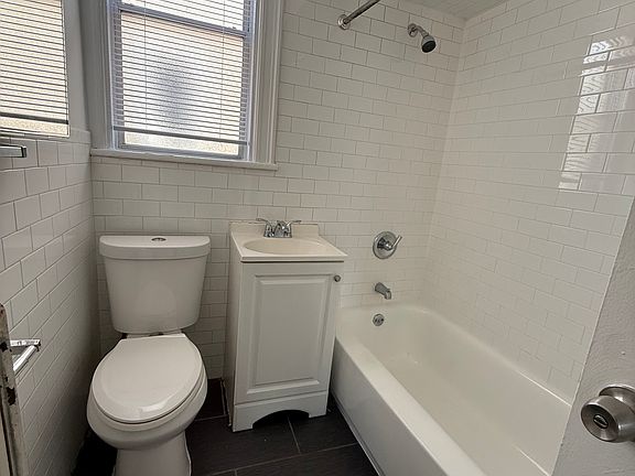 5th image of 402 Armstrong Ave #2