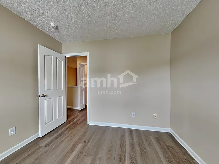 1053 Kings Mountain Ln — Photo 11