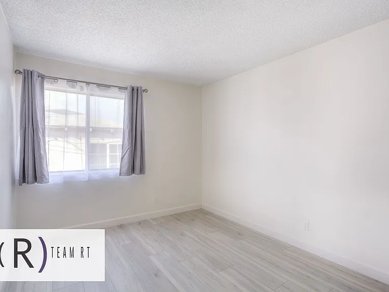 2020 20th St #6 — Photo 34