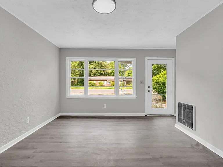 131 Poplar St — Photo 4