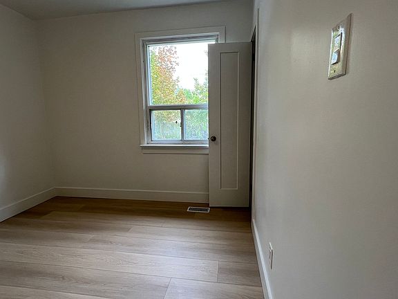 5th image of 979 Danforth Rd