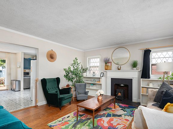 3rd image of 813 Marcellus Dr