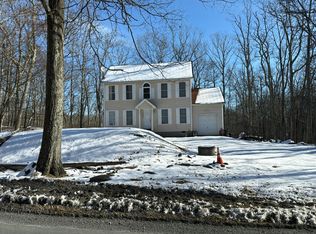 286 Gold Finch Rd, Bushkill, PA 18324