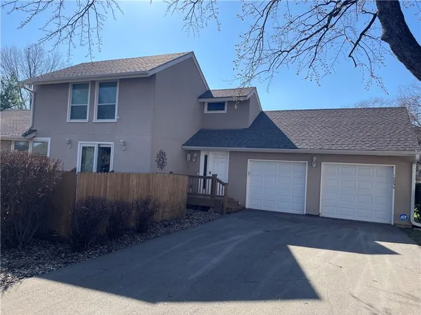 10890 Bradshaw St, Overland Park, KS 66210