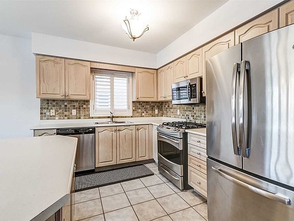 3rd image of 8 Pine Hollow Cres