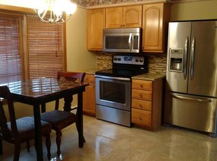 31 Admiral Ln, Hicksville, NY 11801