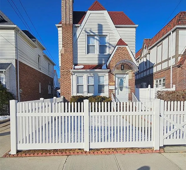15909 Laburnum Ave — Photo 1