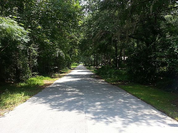 st view to right of house