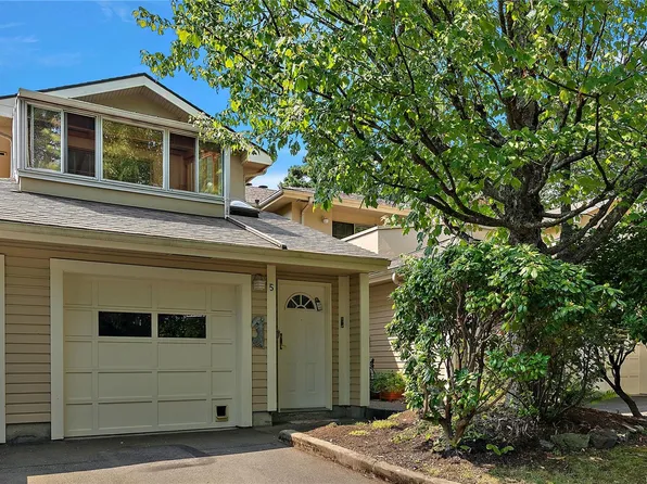 909 Admirals Rd #5, Esquimalt, BC V9A 2P1