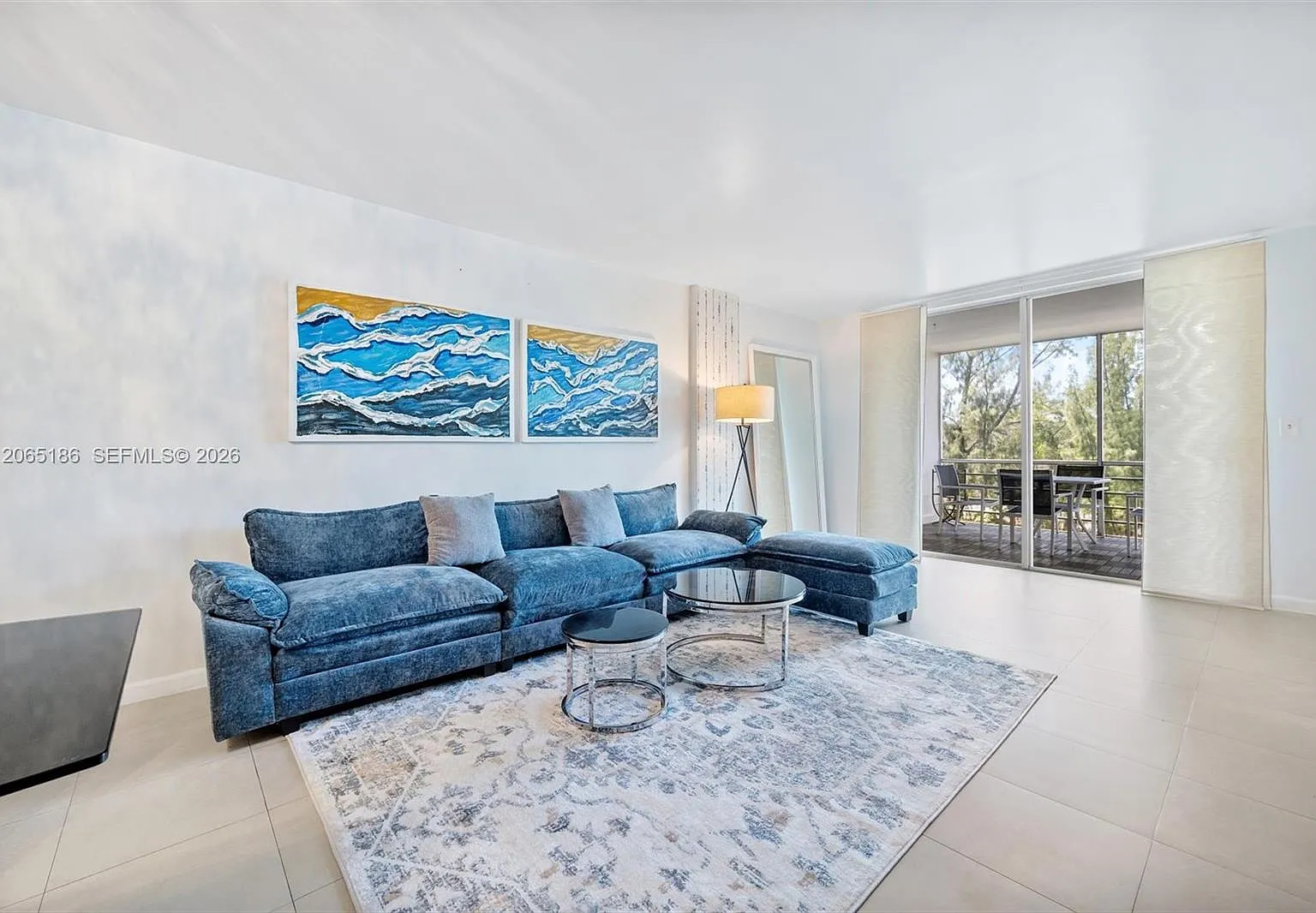 Eastern Shores White Hous — Photo 1