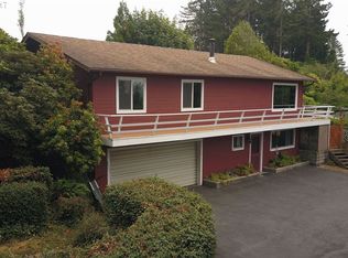 734 1st St, Brookings, OR 97415