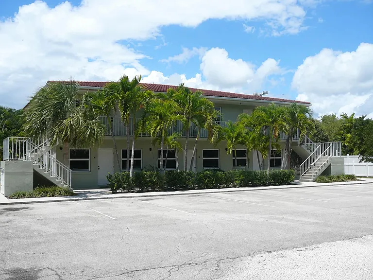 2319 Tamarind Dr — Photo 3