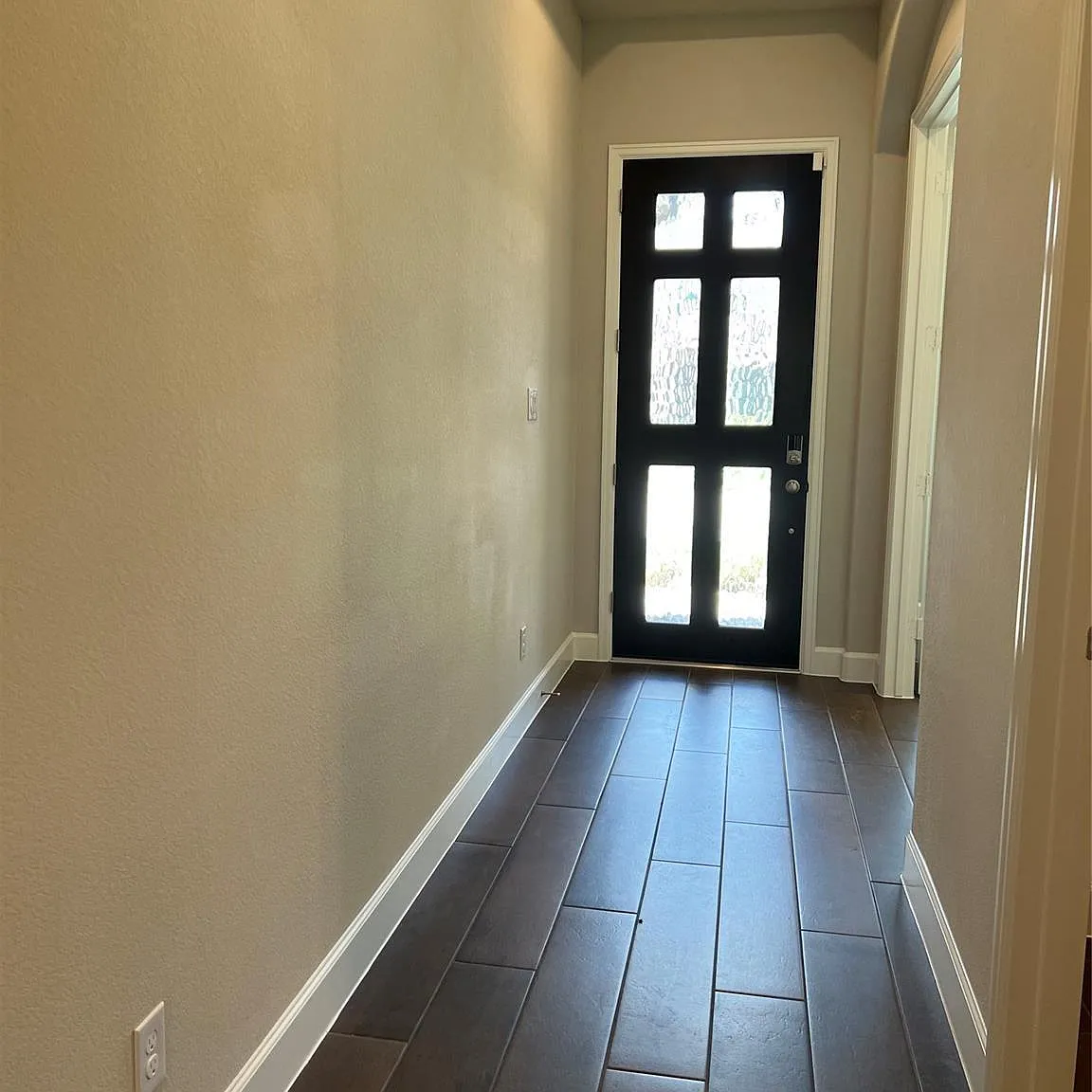 3 bed, 2.0 bath, 2023 sqft, $2,800 — Photo 3