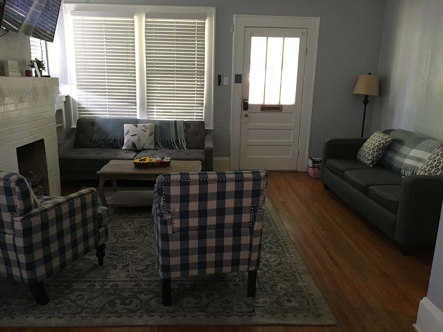 3 bed, 1.0 bath, 1399 sqft, $2,490 — Photo 2