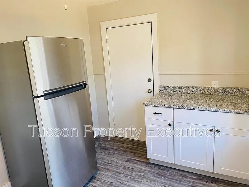 2632 N Stone Ave — Photo 4