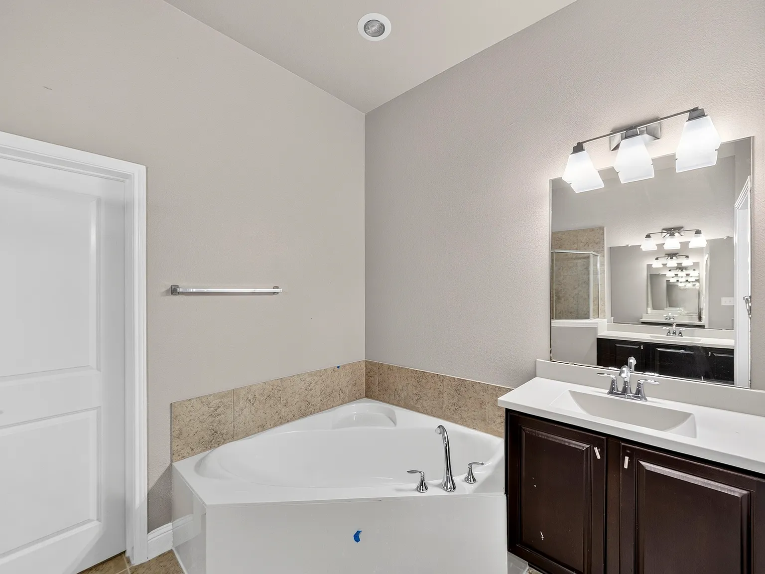 3 bed, 2.5 bath, 2271 sqft, $2,800 — Photo 4