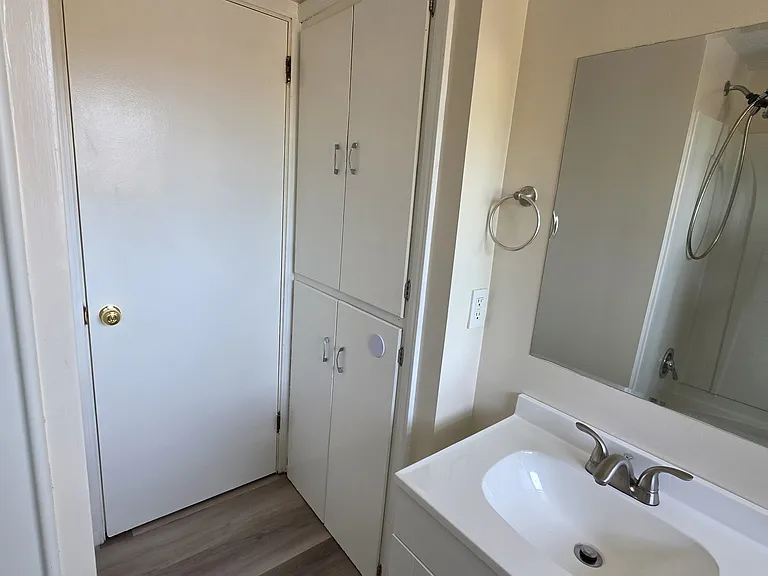 1421 & 1423 Creighton Ave #1423 — Photo 8