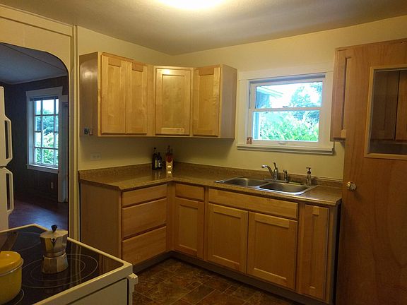4th image of 2523 1/2 W Marine Dr
