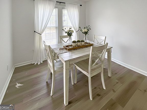 4th image of 305 Chestnut St