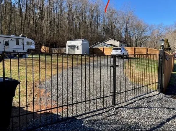 14 Chatuge Village Dr, Hayesville, NC 28904