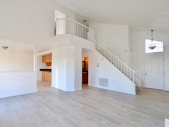 3rd image of 169 Creekside Cir