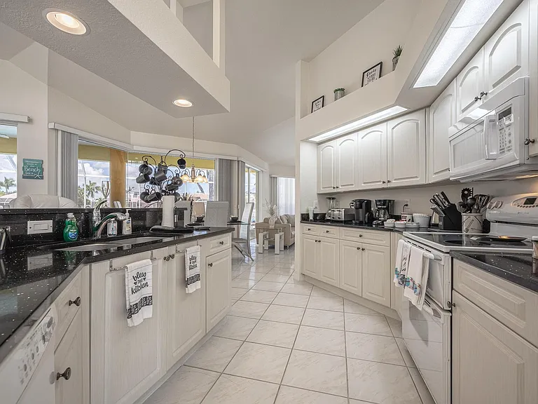 4412 SW 26th Ave — Photo 8