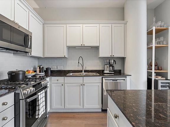 5th image of 720 N Larrabee St #1710