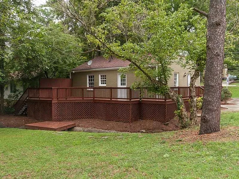 2380 Strathmore Dr NE — Photo 11