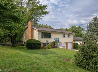 2120 W Riviera Dr, Peoria, IL 61614
