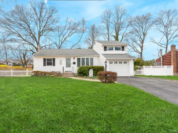 41 Peachtree Lane, Huntington Station, NY 11746