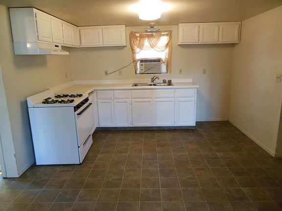 5th image of 2063 N Beachwood Dr