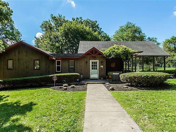 3rd image of 100 Grove Dr