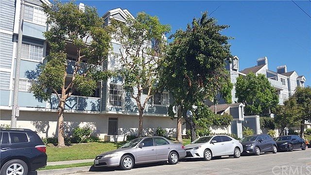 Welcome home to this beautiful condominium complex located within walking distance (1/2 mile) to Downtown Long Beach, Pine Street pubs and many great restaurants.