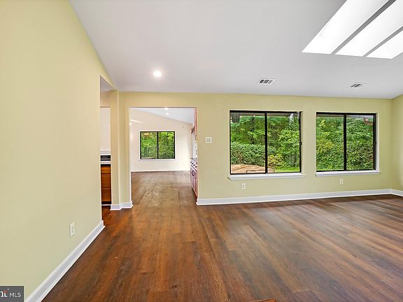 5th image of 19536 Gallatin Ct