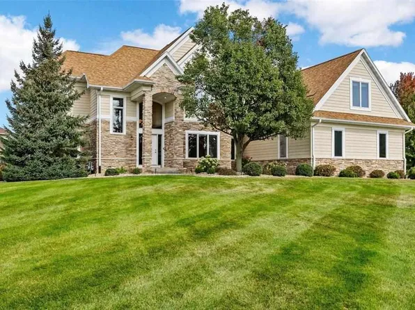 1705 Maple St, Robins, IA 52328
