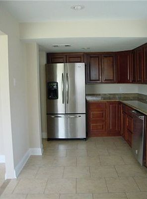 4th image of 817 Clayton Ave