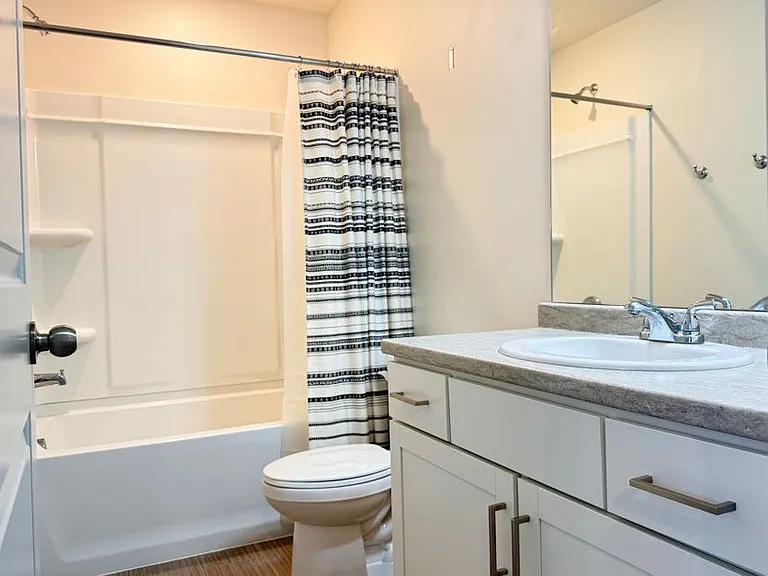 138 E Crown Point Dr — Photo 10
