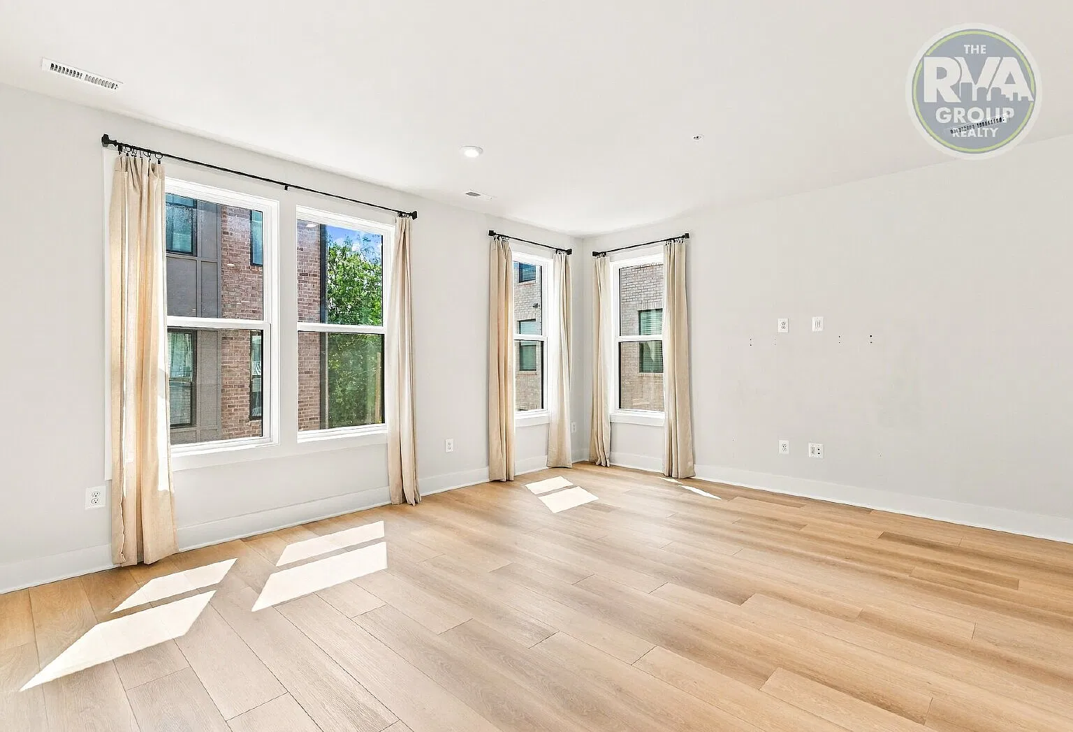 1552 Moore St — Photo 3
