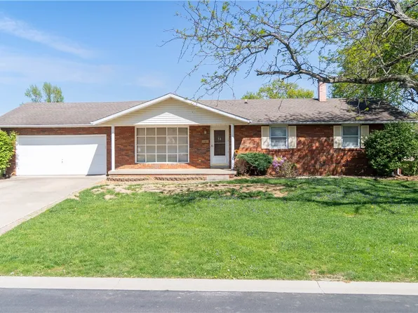 702 N Oakwood St, Effingham, IL 62401